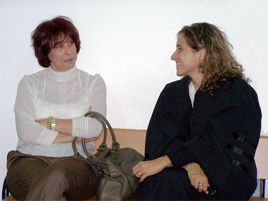 ליאורה גלט-ברקוביץ' (משמאל) ועו"ד רקפת פלד (צילום: "העין השביעית") 