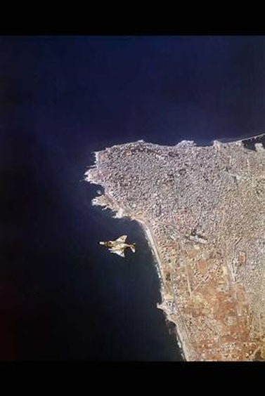 מטוס קרב ישראלי מסוג פנטום מרחף מעל ביירות, במסגרת מבצע שלום-הגליל. לבנון, 21.8.82 (צילום: איתן הבר, לע"מ)  