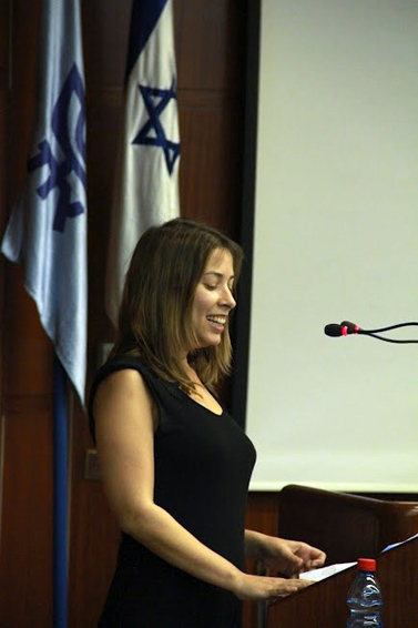 שרון שפורר, עיתונאית "הארץ", בטקס קבלת פרס יודקובסקי (צילום: יחסי-ציבור)