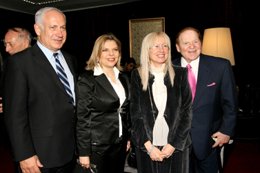 המיליארדר שלדון אדלסון ורעיתו מרים (מימין) עם ראש ממשלת ישראל בנימין נתניהו ורעיתו שרה. ירושלים, מאי 2008 (צילום: אנה קפלן)