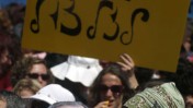 מסכת קרטון בדמותו של שר האוצר יובל שטייניץ, בהפגנה של עובדים סוציאליים מחוץ למשרד האוצר בירושלים, 27.3.11 (צילום: ליאור מזרחי)