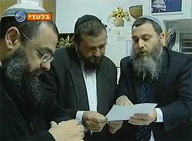 אורי רווח (במרכז), בכתבה ב"מבט", ערוץ 1 (צילום מסך)