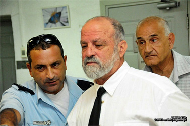 עו"ד חיים מינסקי, מיד לאחר התקרית במסדרון בית-המשפט בחדרה (צילום: יואב איתיאל)