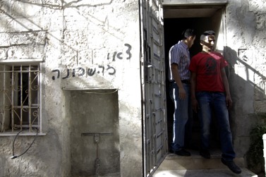 כתובת על קיר דירה שהוצתה בירושלים, שבה מתגוררים זרים (צילום: אורן נחשון)