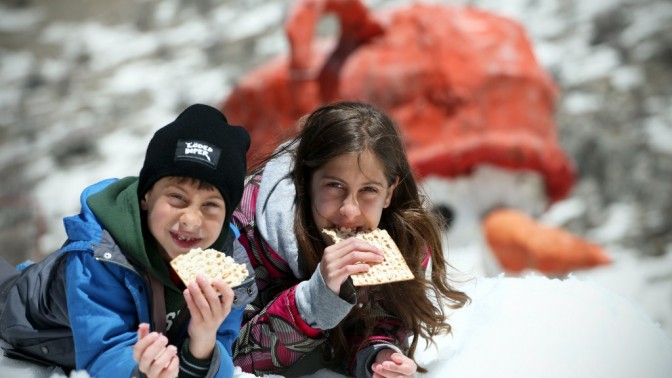 ילדים אוכלים מצות בחרמון, אתמול (צילום: אבישג שאר-ישוב)