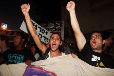 מפגינים בתל-אביב, אמש (צילום: רוני שיצר)