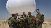 חיילי צה"ל טובלים תפוח בדבש על גבול ישראל-מצרים (צילום: צפריר אביוב)