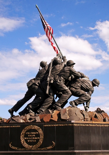 אנדרטה לזכר הנפת הדגל האמריקאי באי איוו ג'ימה (צילום: Douglas Earl, רישיון CC BY-NC-SA 2.0)