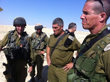 אלוף פיקוד דרום, טל רוסו (במרכז), שלשום בגבול עם מצרים (צילום: דובר צה"ל)