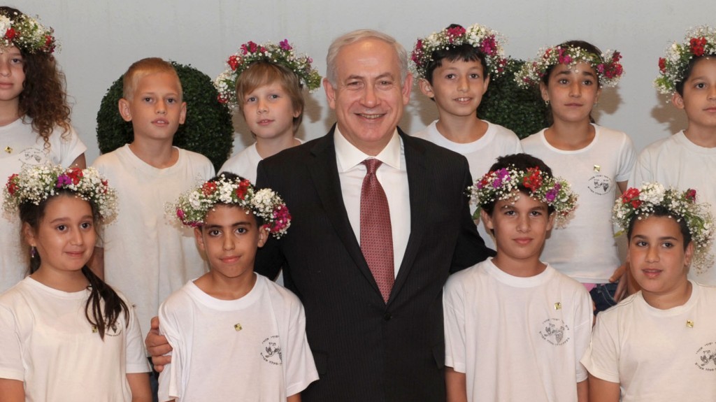 בנימין נתניהו, ראש ממשלת ישראל, מארח ילדים לקראת חג שבועות (צילום: משה מילנר, לע"מ)