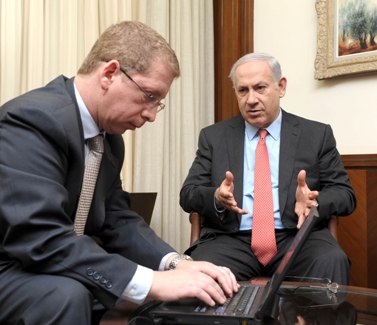 בנימין נתניהו, ראש ממשלת ישראל, מצ'וטט באינטרנט עם אזרחי מדינות ערב (צילום: משה מילנר, לע"מ)