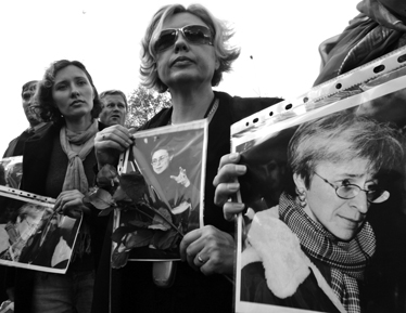 התכנסות לזכרה של פוליטקובסקיה מול השגרירות הרוסית בקייב (צילום: רויטרס)