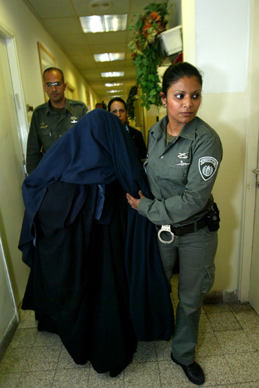 האם החשודה בהתעללות. בית-משפט השלום בירושלים, 25 במרץ (צילום: פלאש 90)