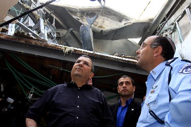 שר הביטחון בוחן את אתר נפילת הטיל (צילום: אדי ישראל) 