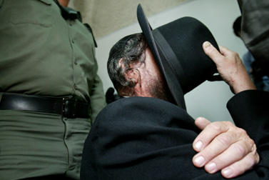 בעלה של האם החשודה בהתעללות מבית שמש, מובא לבית המשפט בירושלים (צילום: פלאש 90)