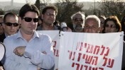 ח"כ אופיק אקוניס בהפגנה מול הכנסת להצלת השידור הציבורי, 8.3.10 (צילום: אביר סולטן)