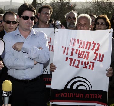 ח"כ אופיק אקוניס בהפגנה מול הכנסת להצלת השידור הציבורי, 8.3.10 (צילום: אביר סולטן)