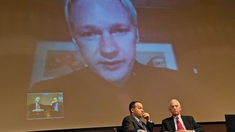 דניאל אלסברג, חושף "מסמכי הפנטגון" (מימין), בשיחת וידיאו עם ג'וליאן אסאנג'. 3.6.10 (צילום: JD Lasica, רשיון cc)