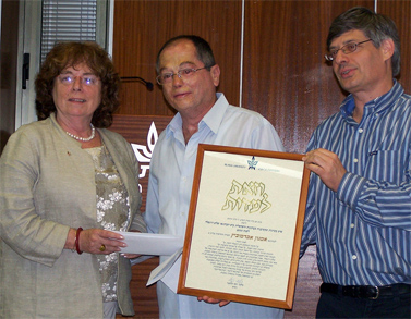 העיתונאי אמנון אברמוביץ' (במרכז) בטקס קבלת פרס למצוינות ולמקצוענות בעיתונות הישראלית. אוניברסיטת תל-אביב, 7.6.2010 (צילום: "העין השביעית")