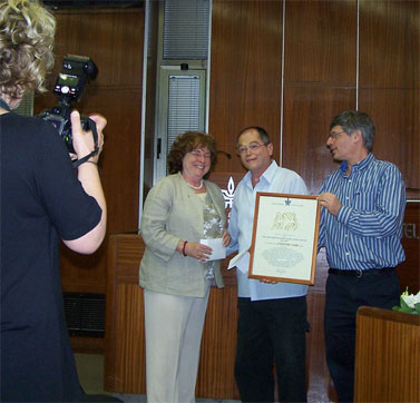  אמנון אברמוביץ' מקבל פרס למצוינות ולמקצוענות בעיתונות. אוניברסיטת תל-אביב, 7.6.10 (צילום: "העין השביעית")