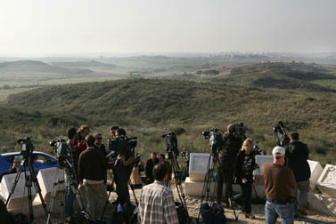 עיתונאים זרים מתאספים על גבעה ליד שדרות הצופה לרצועת עזה. ינואר 2009 (צילום: קובי גדעון)