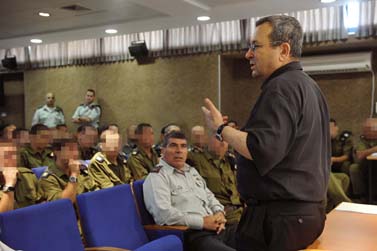 שר הביטחון אהוד ברק והרמטכ"ל גבי אשכנזי מבקרים בבסיס של חיל הים. 2.6.10 (צילום: אריאל חרמוני, פלאש 90)