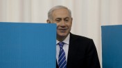ראש הממשלה בנימין נתניהו מצביע בקלפי בירושלים במסגרת הבחירות המקדימות בליכוד, אתמול (צילום: דוד ועקנין)