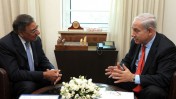 שר ההגנה האמריקאי ליאון פאנטה מקשיב לראש ממשלת ישראל בנימין נתניהו, אתמול במשרדו של האחרון בירושלים (צילום: משה מילנר, לע"מ)