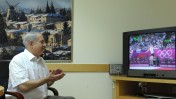 ראש ממשלת ישראל בנימין נתניהו צופה בשידור טלוויזיוני של מתעמל ישראלי באולימפיאדה בלונדון, אתמול (צילום: משה מילנר, לע"מ)
