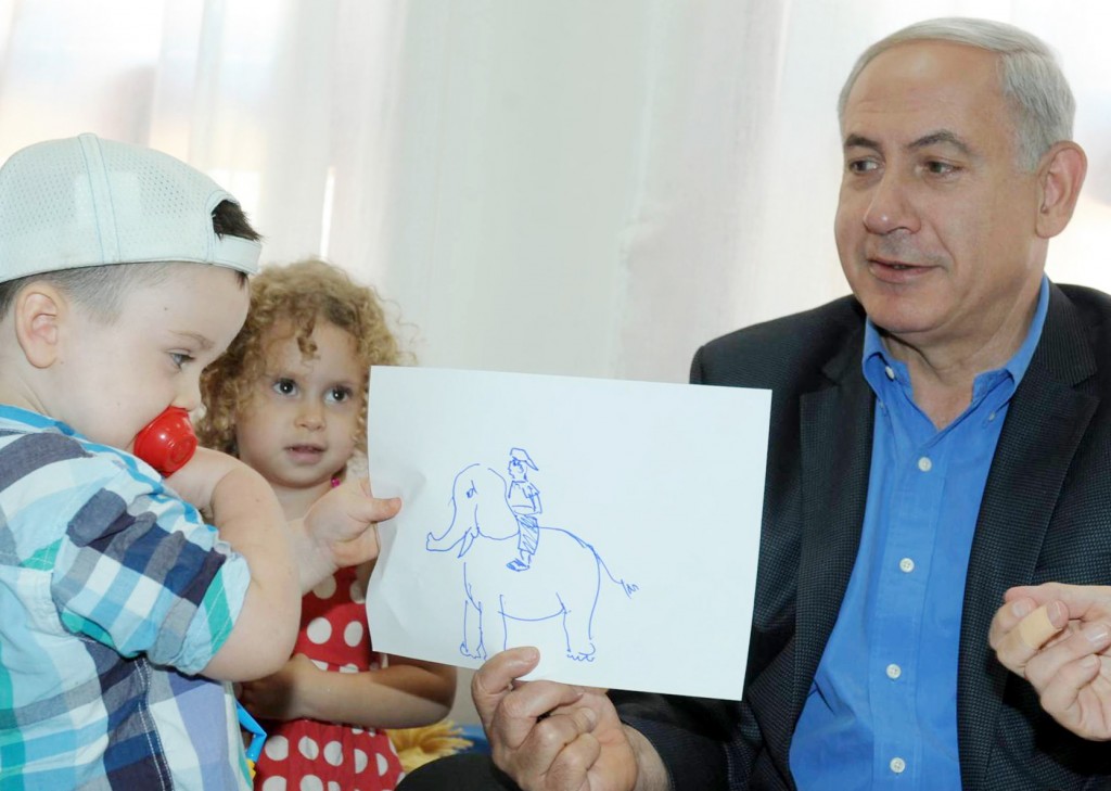 ראש הממשלה בנימין נתניהו מבקר בגן ילדים ברחובות, אתמול (צילום: עמוס בן-גרשום, לע"מ)