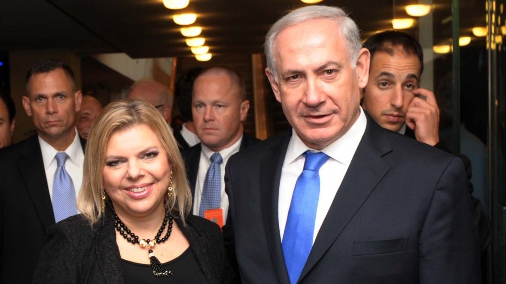 ראש ממשלת ישראל בנימין נתניהו ורעייתו שרה עוזבים את בניין האו"ם לאחר נאומו של נתניהו, 27.9.12 (צילום: אבי אוחיון, לע"מ)