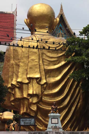 פסל ענק מוזהב של בודהא ברחוב בבנגקוק (צילום: נתי שוחט)