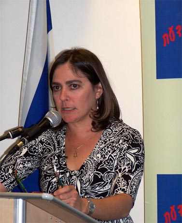 קרולין גליק, עורכת האתר "לאטמה", בכנס של אגודת זכות הציבור לדעת בירושלים. 16.6.10 (צילום: "העין השביעית") 