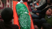 קרוביו של הילד מחמוד ואיל אל-ג'רו מתאספים סביב גופתו בטקס ההלוויה אתמול במסגד במזרח העיר עזה (צילום: מוחמד עות'מן)