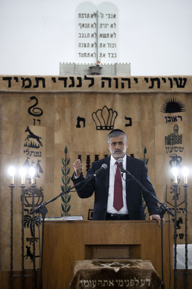 שר הפנים אלי ישי בבית-הכנסת ישורון בירושלים, ינואר 2012 (צילום: דוד ועקנין)