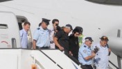 אליאור חן יורד מכבש המטוס בישראל, אתמול (צילום: יוסי זליגר)