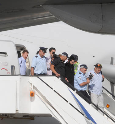 אליאור חן יורד מכבש המטוס בישראל, אתמול (צילום: יוסי זליגר)