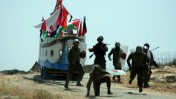 חיילי צה"ל ליד ספינת עץ שבנו פלסטינים ופעילי שמאל, בילעין, 4.6.12 (צילום: ווג'די עשתייה)
