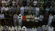 מתפללים במסגד אל-עמרי בעזה. תקופת הרמדאן, אוגוסט 2009 (צילום: פלאש 90)