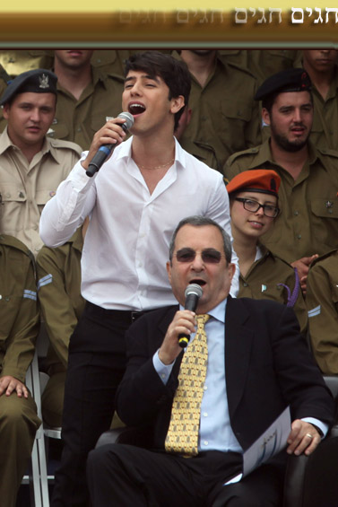 שר הביטחון אהוד ברק והזמר הראל סקעת באירועי יום העצמאות 2011 (צילום: ליאור מזרחי)  