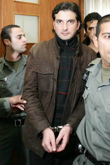 העיתונאים קאדר שאהין ומוחמד סרחאן מובאים לבית-המשפט לאחר שנעצרו באשמת עבירת צנזורה. ינואר 2009 (צילום: קובי גדעון)