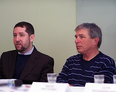 משמאל: עו"ד אלעד מן ועורך "הארץ" לשעבר חנוך מרמרי, היום במסיבת העיתונאים של עמותת הצלחה (צילום: "העין השביעית")