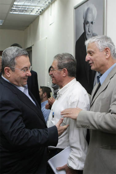 העיתונאי נחום ברנע (מימין) ושר הביטחון אהוד ברק, בישיבת מפלגת העבודה, מרץ 2009 (צילום: קובי גדעון)  