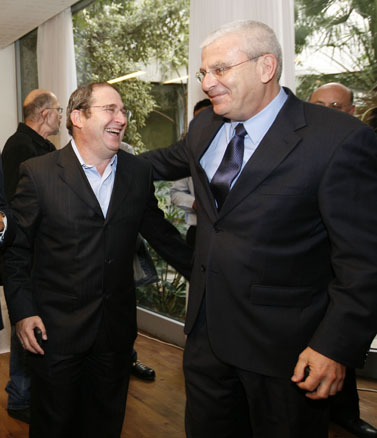 מנכ"ל החברה-לישראל ניר גלעד (משמאל, צילום ארכיון)