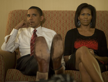 ברק אובמה ורעייתו מישל, בערב הבחירות ה-5.11 בביתם שבשיקגו (צילום: דיויד כץ, האתר הרשמי) 
