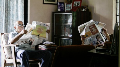 זוג קורא עיתון יום ראשון בביתו שבפונה, הודו (צילום: מגהאנה קולקרני, רשיון cc-by-nc)