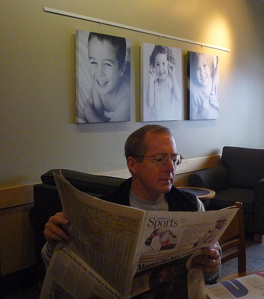 אדם קורא עיתון בבית-קפה בטורונטו, קנדה (צילום: דן איגרס, רשיון cc-by-nc-sa)