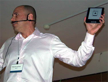 סמנכ"ל השיווק בניופאן צביקה שיינפלד מציג את עברית (צילום: עידו קינן, חדר 404, cc-by-sa)