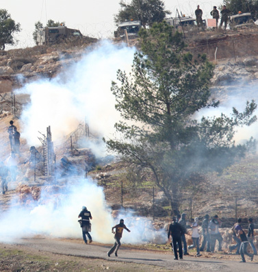 גז מדמיע בהפגנה בבילעין. 17.12.10 (צילום: קרן פרימן)