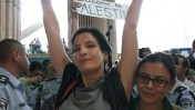 פעילת שמאל אתמול, בנמל התעופה בן-גוריון (צילום: גדעון מרקוביץ')
